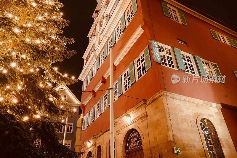 CC -埃斯林根圣诞市场，Baden-Württemberg -圣诞树和老市政厅